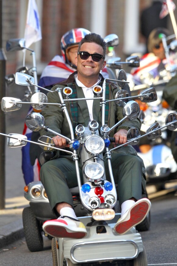 C'est en toute discrétion que Robbie Williams s'est déplacé dans les rues de Londres, le 30 avril. Le chanteur affichait un sourire nias et fier à bord de son kart alors qu'il tournait son nouveau clip. Au Royaume de Sa Majesté Elizabeth II, c'est toujours mieux qu'une calèche mais pour placer bébé, ça va être compliqué !