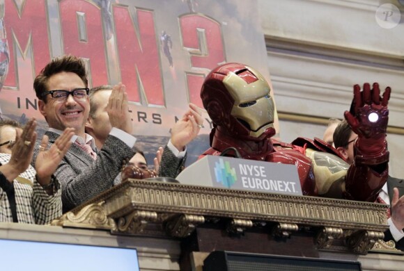Robert Downey Jr. sonne la cloche au New York Stock Exchange de Wall Street, New York, le 30 avril 2013.