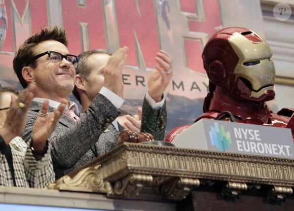 Robert Downey Jr. applaudit à l'ouverture du New York Stock Exchange de Wall Street, New York, le 30 avril 2013.