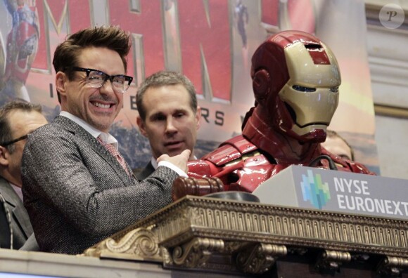 Robert Downey Jr. et son armure ouvrent la Bourse au New York Stock Exchange de Wall Street, New York, le 30 avril 2013.