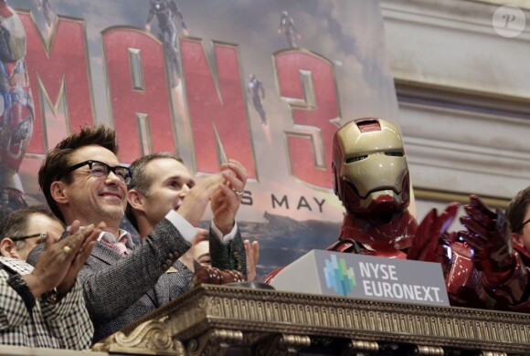 Robert Downey Jr. tout sourire au New York Stock Exchange de Wall Street, New York, le 30 avril 2013.