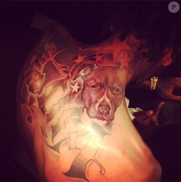 Wiz Khalifa aussi s'est de nouveau fait tatouer, le portrait de son chien et quelques étoiles. Le rappeur a le surnom de fils, "Bash", inscrit sur le front.