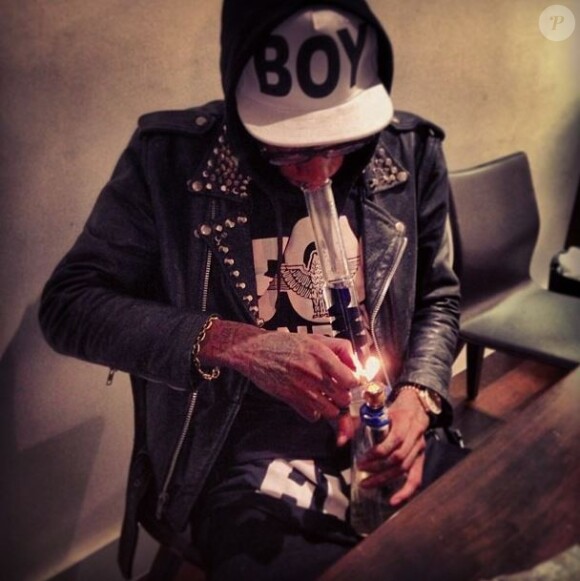 Wiz Khalifa postait sur Instagram cette photo de lui en train de fumer au bong avec en légende : "J'aime vraiment la weed"