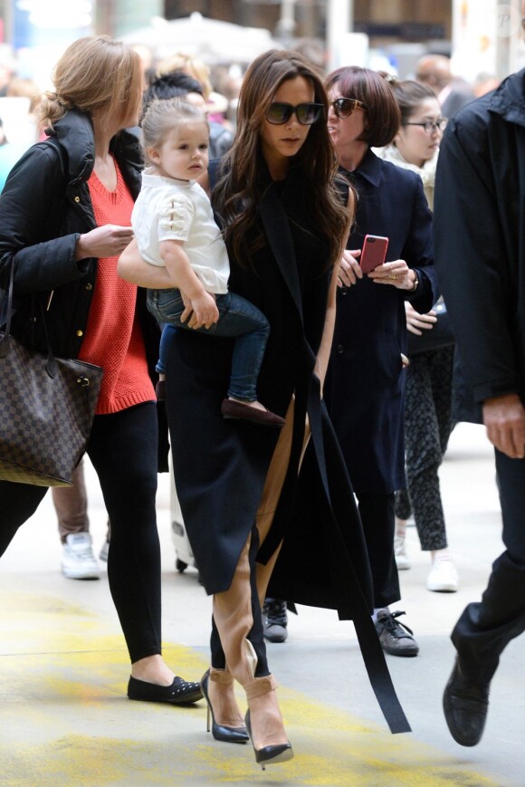 Victoria Beckham, habillée d'un manteau Victoria Beckham, d'un pantalon Chloé et de souliers Manolo Blahnik, arrive avec sa fille Harper à Gare du Nord. Paris, le 2 mai 2013.