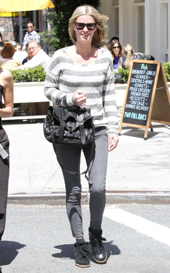 Nicky Hilton surprise à New York dans un look casual composée d'un pull rayé Splendid, d'un jean gris, d'un sac Proenza Schouler et de baskets Isabel Marant. Le 1er mai 2013.