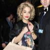 Rita Ora porte un pull en néoprène Balenciaga, des baskets Converse et un sac Bally à Londres. Le 29 avril 2013.