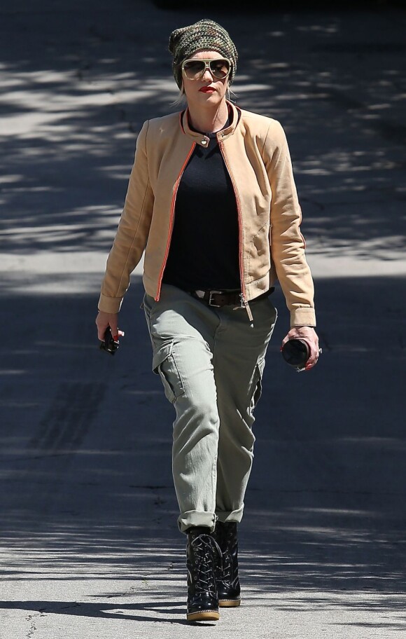 Exclusif - Gwen Stefani, une icône ultra stylée sous le soleil de Los Angeles, porte une veste beige et des bottines noires L.A.M.B ainsi qu'un pantalon J Brand avec une ceinture Burberry. Le 26 avril 2013.