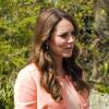 Kate Middleton, la duchesse de Cambridge enceinte et tout de corail vêtue, porte un manteau et une robe Tara Jarmon ainsi qu'une pochette et des souliers LK Bennett. Hampshire, le 29 avril 2013.