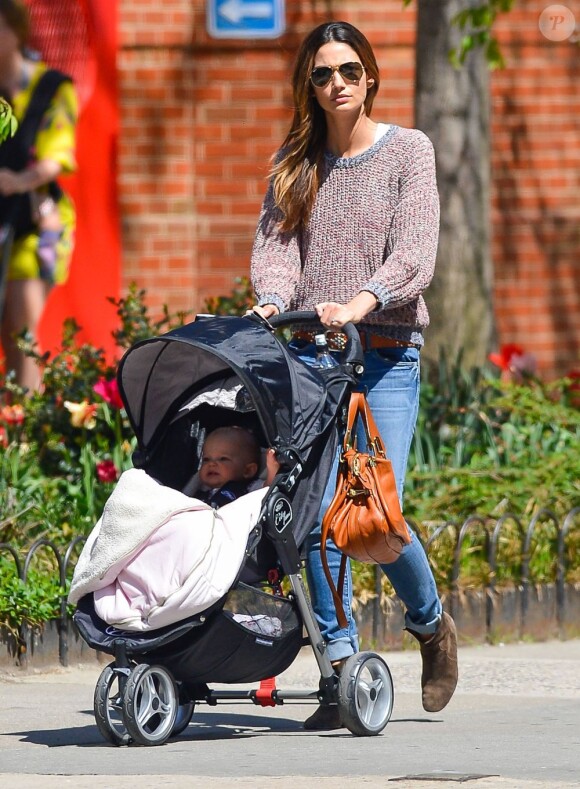 Le mannequin Lily Aldridge se promène avec sa fille Dixie à New York, habillée d'un pull et de bottines Isabel Marant et avec un sac Chloé accrochée à sa poussette. Le 2 mai 2013.