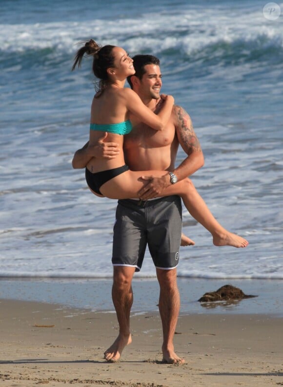 Exclusif - Jesse Metcalfe, tout en muscles, et sa petite amie Cara Santana s'amusent sur la plage à Santa Monica, le 27 avril 2013.