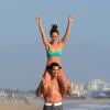 Exclusif - Jesse Metcalfe et sa jolie girlfriend Cara Santana s'amusent sur la plage à Santa Monica, le 27 avril 2013.