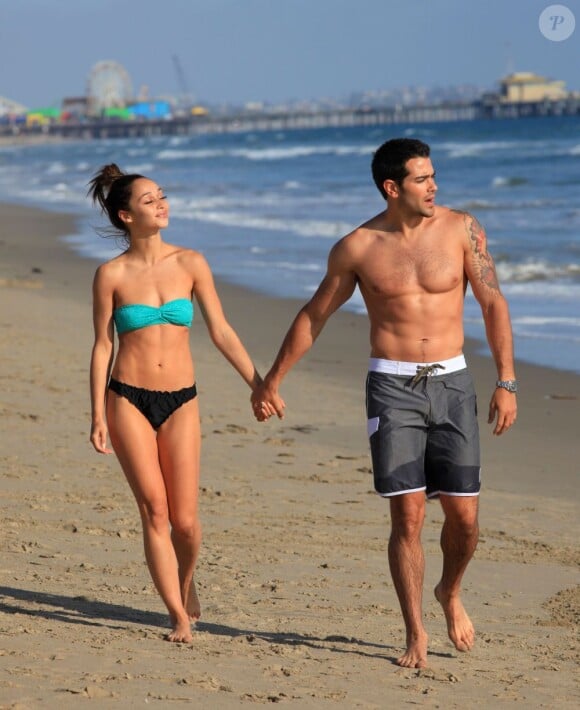 Exclusif - Jesse Metcalfe et sa petite amie Cara Santana s'amusent sur la plage à Santa Monica, le 27 avril 2013.