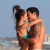 Exclusif - Jesse Metcalfe et sa girlfriend Cara Santana s'amusent sur la plage à Santa Monica, le 27 avril 2013.