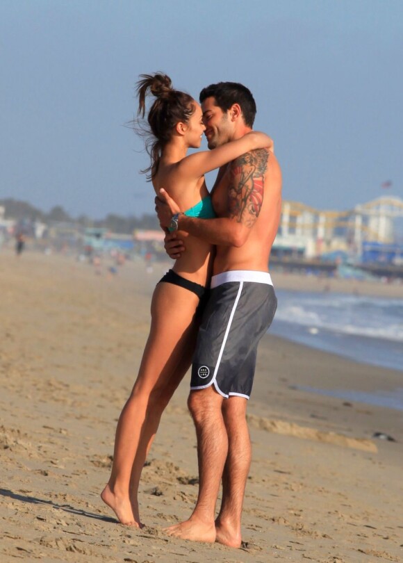 Exclusif - Jesse Metcalfe et sa girlfriend Cara Santana s'amusent sur la plage à Santa Monica, le 27 avril 2013.