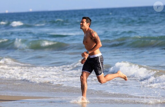 Exclusif - Jesse Metcalfe et Cara Santana s'amusent sur la plage à Santa Monica, le 27 avril 2013.