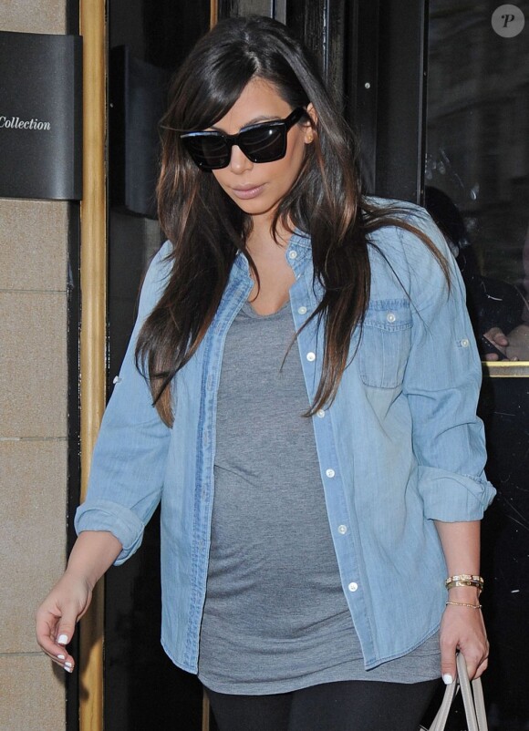 Kim Kardashian, enceinte, à la sortie de son hôtel à Londres, le 2 mai 2013.