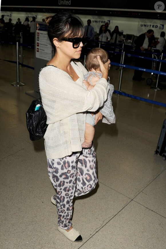 Kourtney Kardashian et sa fille Penelope étaient aussi à l'aéroport de Los Angeles afin de se rendre à Houston. Photo prise le 3 mai 2013.