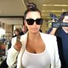 Kim Kardashian est à l'aéroport de Los Angeles afin de se rendre à Houston. Photo prise le 3 mai 2013. Elle porte un joli sac Chanel.