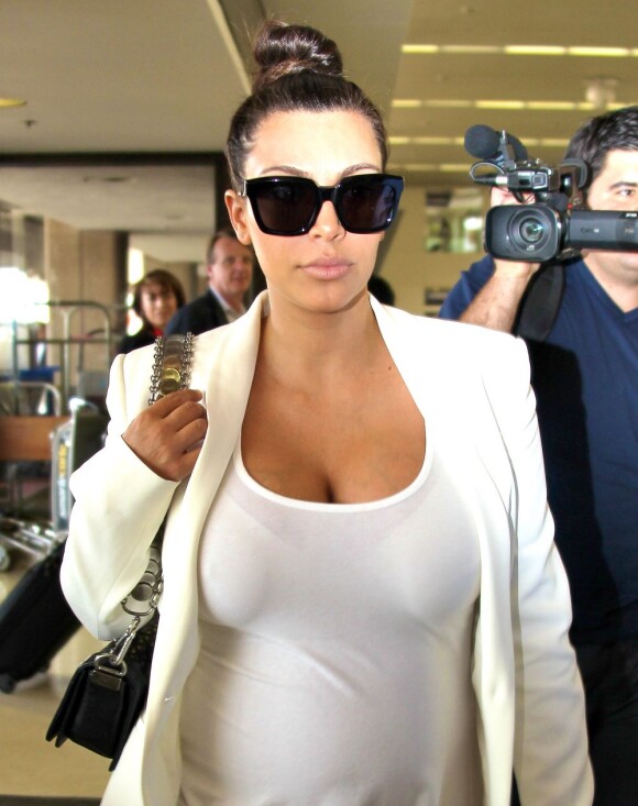 Kim Kardashian est à l'aéroport de Los Angeles afin de se rendre à Houston. Photo prise le 3 mai 2013. Elle porte un joli sac Chanel.