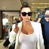 Kim Kardashian est à l'aéroport de Los Angeles afin de se rendre à Houston. Photo prise le 3 mai 2013. Elle porte un joli sac Chanel.