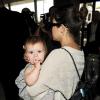 Kourtney Kardashian et sa fille Penelope étaient aussi à l'aéroport de Los Angeles afin de se rendre à Houston. Photo prise le 3 mai 2013.