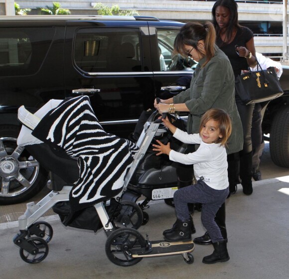 Kourtney Kardashian son fils Mason et sa fille Penelope étaient aussi à l'aéroport de Los Angeles afin de se rendre à Houston. Photo prise le 3 mai 2013.