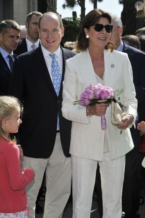 La princesse Caroline de Hanovre et le prince Albert de Monaco assistent à la 46e exposition du concours de bouquets de fleurs. Photo prise à Monaco le 4 mai 2013.