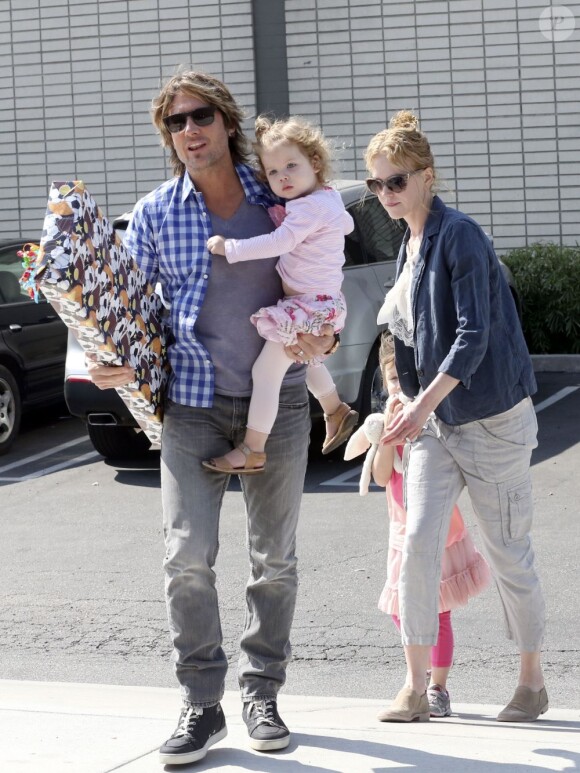Nicole Kidman et Keith Urban emmènent leurs filles, Sunday Rose et Faith, à une fête d'anniversaire à Hollywood, le 4 mai 2013.