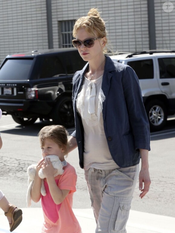 L'actrice Nicole Kidman et Keith Urban emmènent leurs filles, Sunday Rose et Faith, à une fête d'anniversaire à Hollywood, le 4 mai 2013.