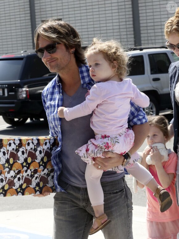 Nicole Kidman et Keith Urban emmènent leurs filles, Sunday Rose et Faith, à une fête d'anniversaire à Hollywood, le 4 mai 2013.
