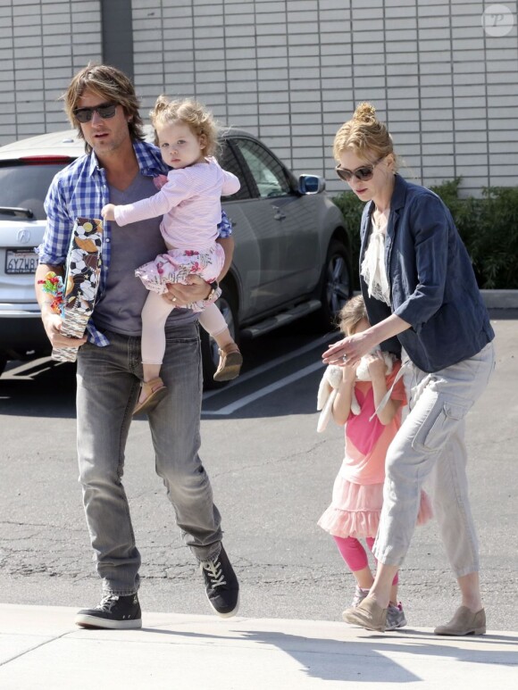 Nicole Kidman et son mari depuis 2006 Keith Urban emmènent leurs filles, Sunday Rose et Faith, à une fête d'anniversaire à Hollywood, le 4 mai 2013.