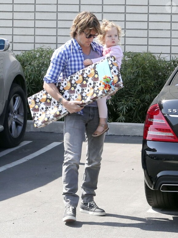 Nicole Kidman et Keith Urban emmènent leurs filles, Sunday Rose et Faith, à une fête d'anniversaire à Hollywood, le 4 mai 2013.