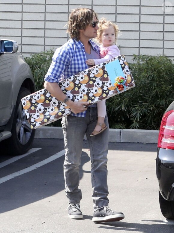 Nicole Kidman et le chanteur Keith Urban emmènent leurs filles, Sunday Rose et Faith, à une fête d'anniversaire à Hollywood, le 4 mai 2013.