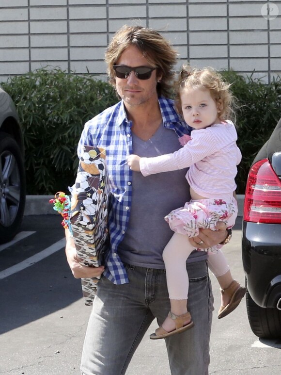 Nicole Kidman et Keith Urban emmènent leurs filles, Sunday Rose et Faith, à une fête d'anniversaire à Hollywood, le 4 mai 2013.
