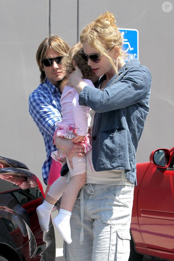 L'actrice australienne Nicole Kidman et Keith Urban emmènent leurs filles, Sunday Rose et Faith, à une fête d'anniversaire à Hollywood, le 4 mai 2013.