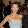 Blake Lively en Gucci sur le tapis rouge du MET Ball le 6 mai 2013 a dévoilé un bien joli décolleté
