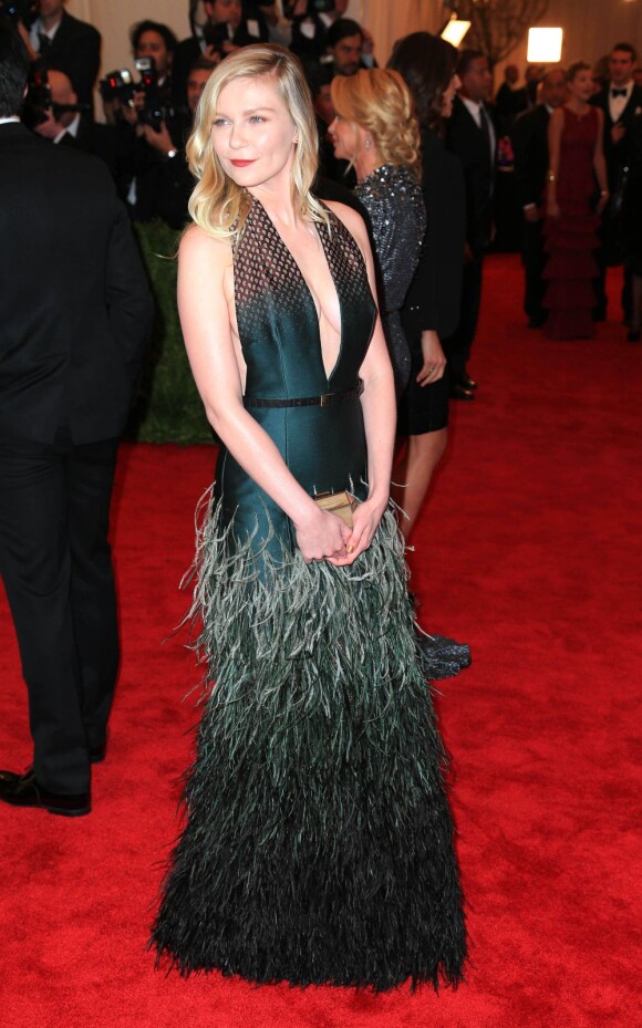 L'actrice Kirsten Dunst, décolletée à souhait sur le tapis rouge du MET Ball le 6 mai 2013