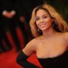Beyoncé aussi a misé sur un décolleté généreux sur le red carpet du MET Ball 2013 à New York, le 6 mai 2013