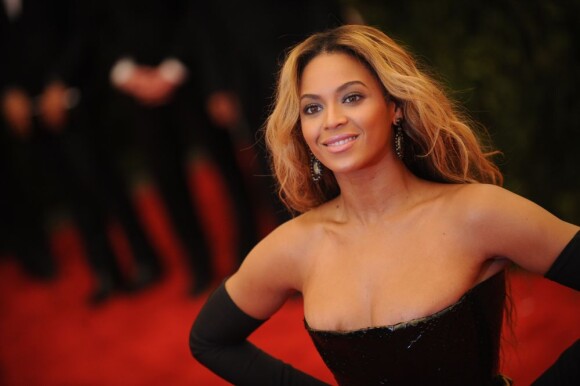 Beyoncé aussi a misé sur un décolleté généreux sur le red carpet du MET Ball 2013 à New York, le 6 mai 2013