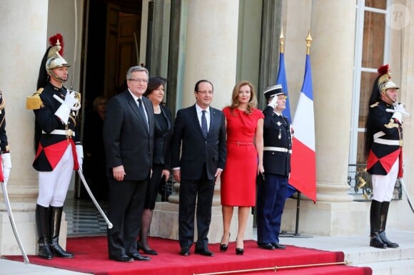 François Hollande, Valérie Trierweiler avec le président polonais Bronislaw Komorowski et son épouse lors d'un dîner d'Etat à l'Elysee, le 7 mai 2013.