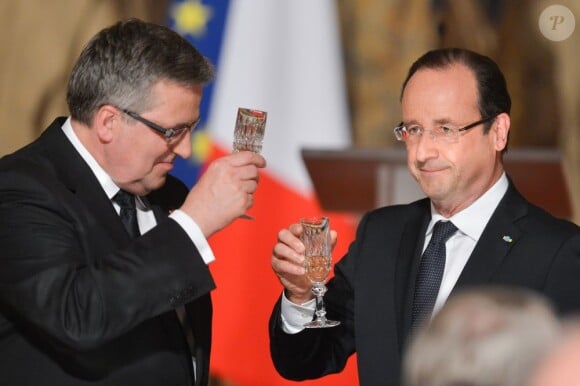 François Hollande, Valérie Trierweiler avec le président polonais Bronislaw Komorowski et son épouse lors d'un dîner d'Etat à l'Elysee, le 7 mai 2013.