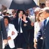 Michael Jackson à la sortie de la Cour du comté de Santa Barbara, à Santa Maria (Californie), qui vient de le déclarer non coupable d'abus sexeul sur mineur, le 13 juin 2005. Quatorze chefs d'incultaption étaient retenus contre le chanteur.