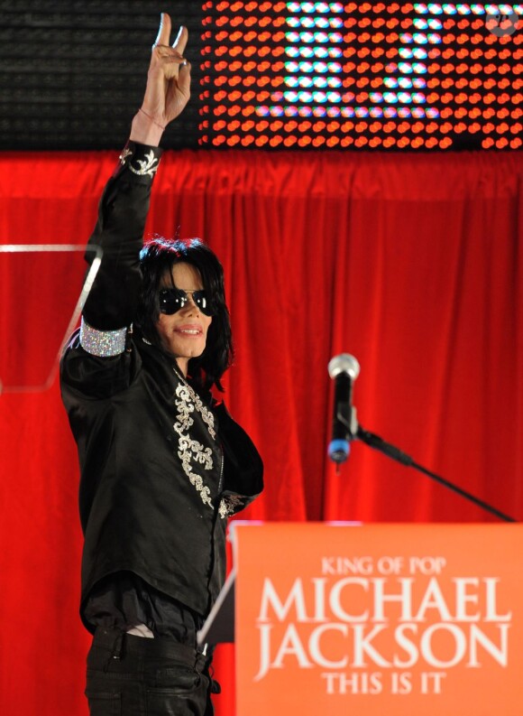 Michael Jackson annonce la série de concerts "This Is It" lors d'une conférence de presse organisée par AEG Live à Londres, le 5 mars 2009.