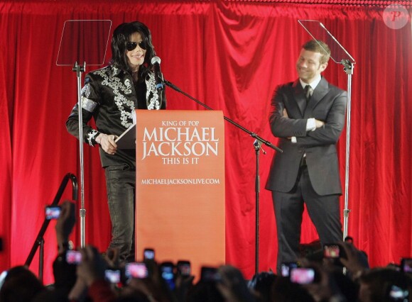Michael Jackson annonce la série de concerts "This Is It" lors d'une conférence de presse organisée par AEG Live à Londres, le 5 mars 2009.