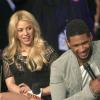 Adam Levine, Shakira et le chanteur Usher lors de l'émission Extra sur NBC à Los Angeles, le 6 mai 2013.