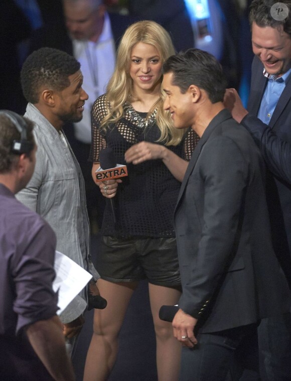 Usher, Shakira, Mario Lopez et Blake Shelton lors de l'émission Extra sur NBC à Los Angeles, le 6 mai 2013.