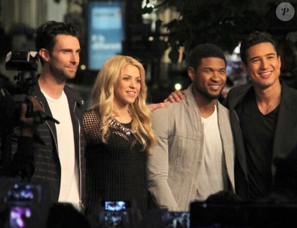 Adam Levine, la chanteuse Shakira, le chanteur Usher et Blake Shelton lors de l'émission Extra sur NBC à Los Angeles, le 6 mai 2013.