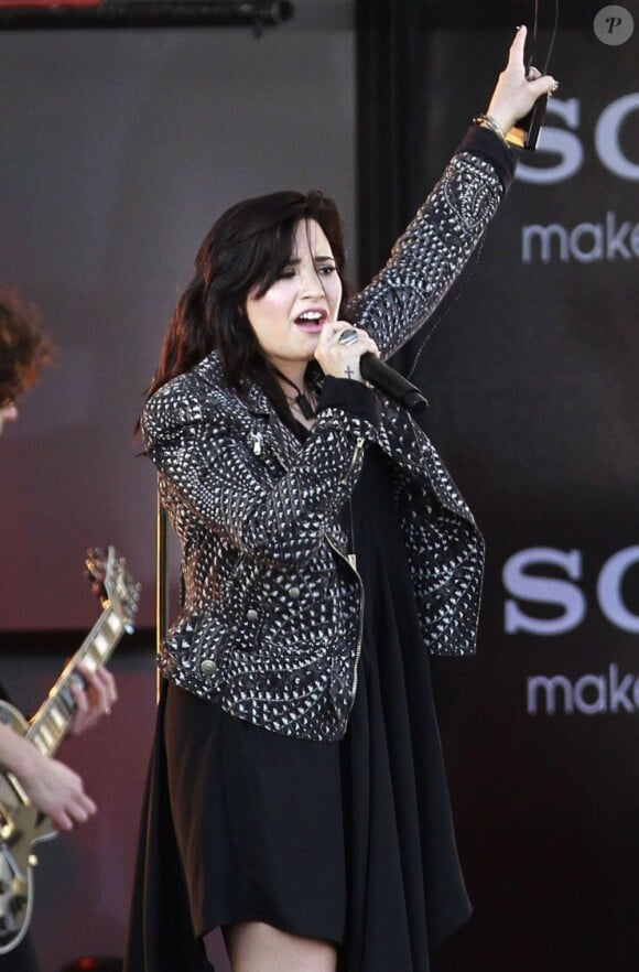 Demi Lovato chante sur le plateau du Jimmy Kimmel Live à West Hollywood, le 1er avril 2013.