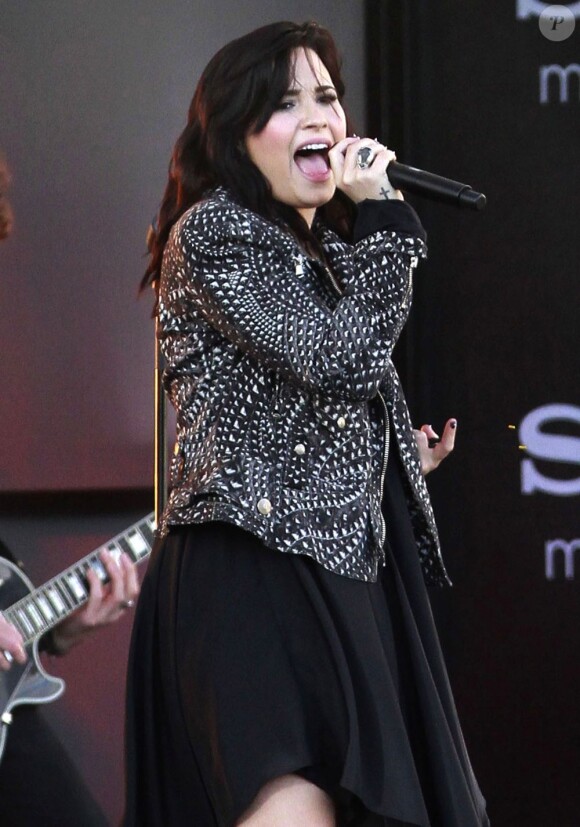 Demi Lovato, en brune, chante sur le plateau du Jimmy Kimmel Live à West Hollywood, le 1er avril 2013.