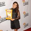 Eva Longoria à la soirée Lay's lors de laquelle ont été révélés les gagnants du concours "Do us a flavor" lancé il y a quelques mois. Le 6 mai 2013 à Los Angeles. Elle prend la pose avec un gros paquet de chips.